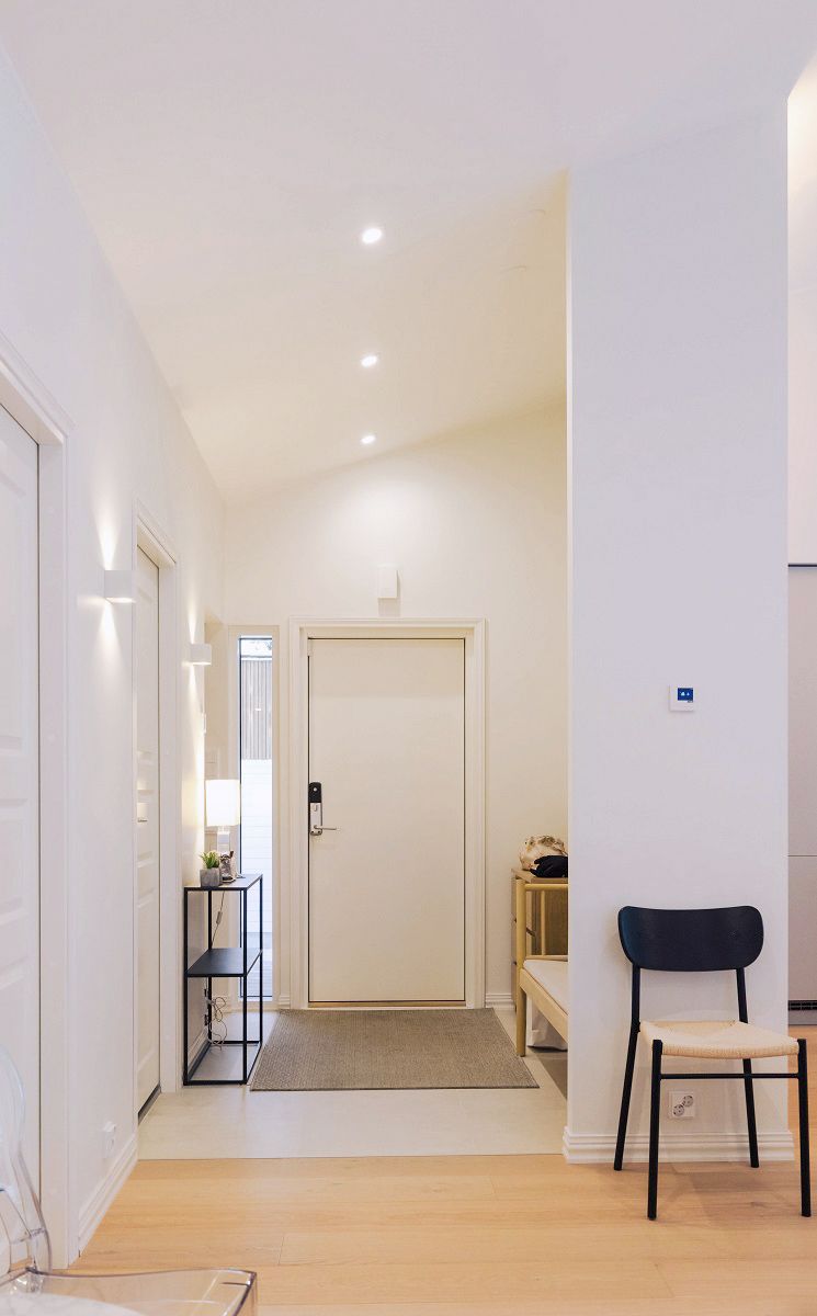 Entrance hall lighting with CUBIC 2 wall lights and KANTTI ceiling spotlights.